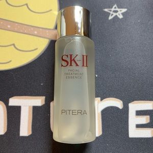Facial treatment essence